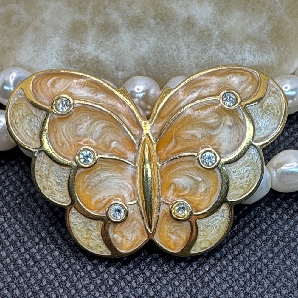 Vintage KJL for Avon faux pearl necklace with enamel crystal butterfly pendant. - Picture 4 of 5